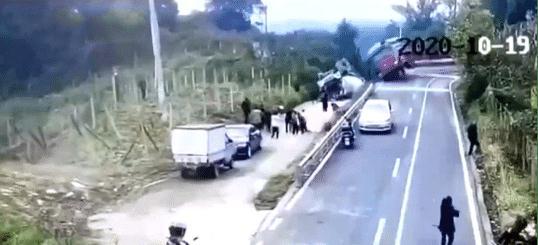 都江堰车祸现场，意外邂逅中的温情瞬间